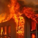 खाना पकाउने ग्यासबाट सल्किएको आगोले हलेसीका तीन घर जले , करोड बढीको क्षति aago-768×433