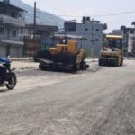 मध्यपहाडी लोकमार्ग अन्तर्गत पोखरा हरिचोक-याम्दी खण्ड ‘अस्फाल्ट’ प्रविधिबाट ‘कालोपत्रे ’ harichok-myagdi-khandffa-768x384